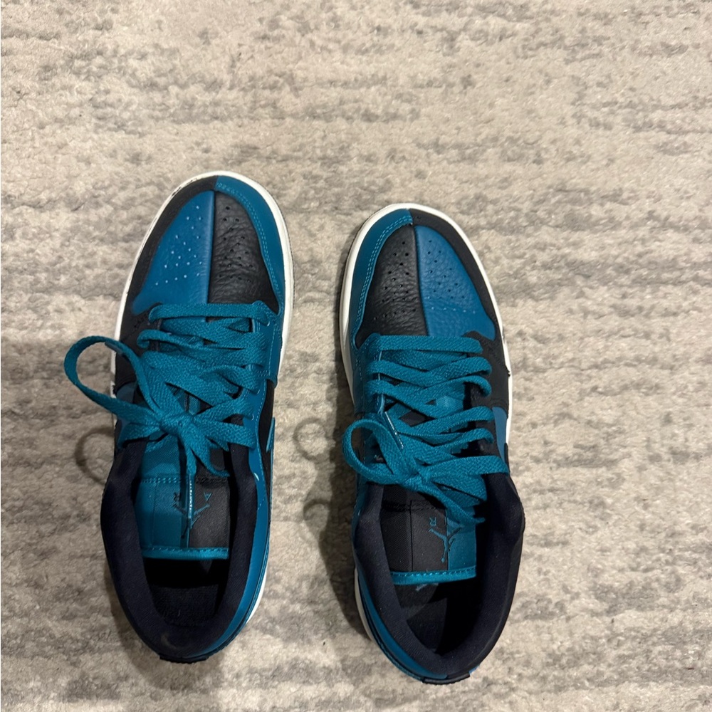 Nike JordanTeal/Black Sneakers with Low-Top Design and Breathable Mesh Upper